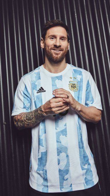 Lionel Messi, la cara de la Selección Argentina, luce la nueva camiseta de la Albiceleste.