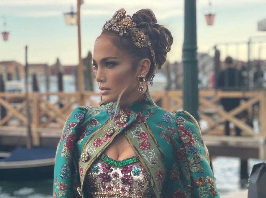 Jennifer Lopez se fotografió en Venecia con un original modelo Dolce & Gabbana