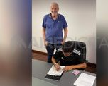 El delantero tucumano aborchó su regreso a Colón de Santa Fe y firmó contrato por dos años con el presidente José Vignatti. El delantero tucumano aborchó su regreso a Colón de Santa Fe y firmó contrato por dos años con el presidente José Vignatti.