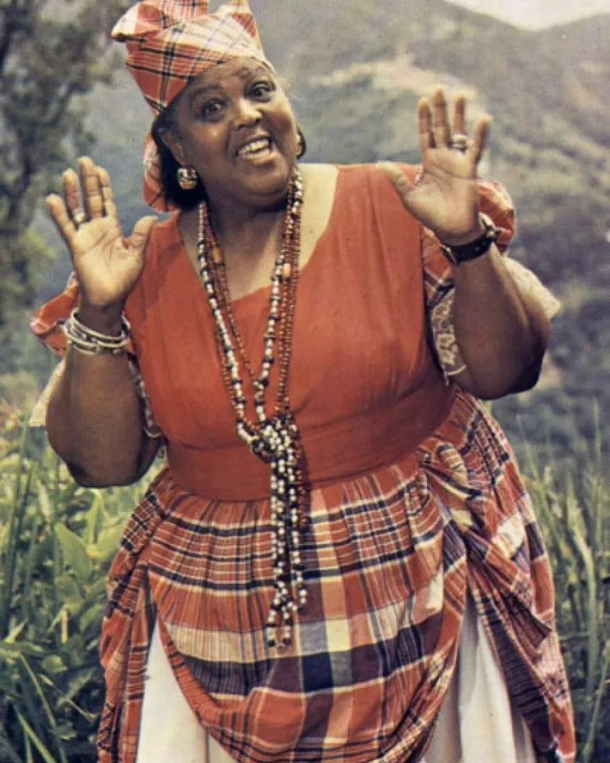 Se inscribió en la Royal Academy of Dramatic Art de Londres (Reino Unido), donde fue la primera estudiante negra de la institución.