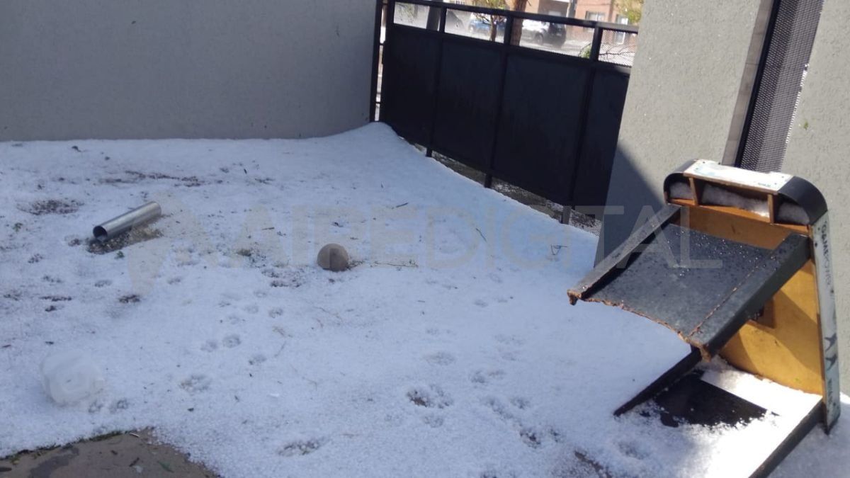 En varias zonas de Funes, el granizo superó el metro de altura, lo que complicó aún más las tareas de rescate y auxilio. En varias zonas de Funes, el granizo superó el metro de altura, lo que complicó aún más las tareas de rescate y auxilio.