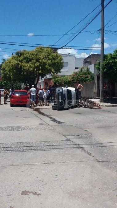 Accidentes en racha: en menos de una hora tres autos volcaron en Santa Fe este sábado