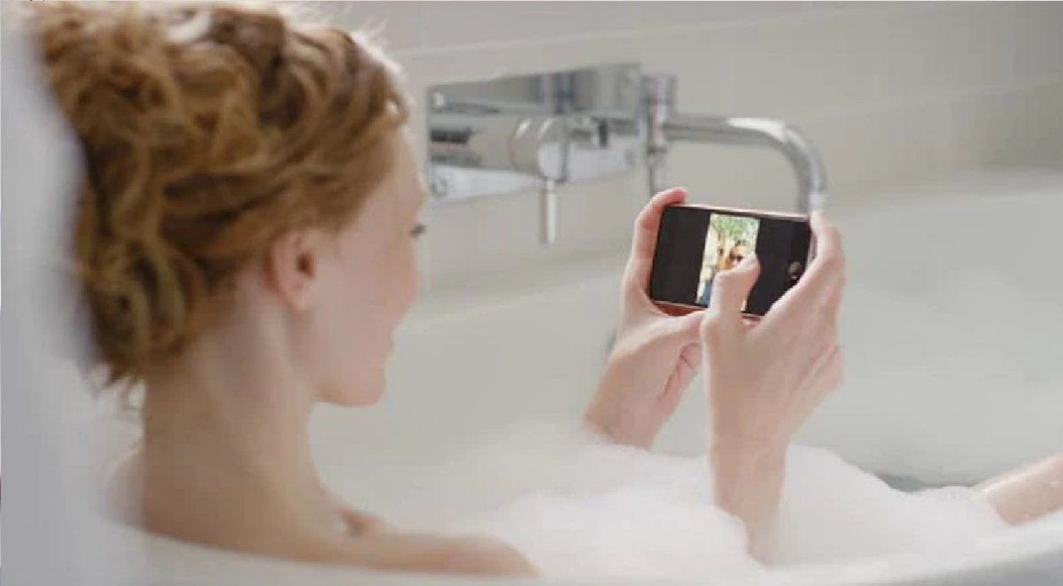 Murió una chica de 22 años electrocutada en la bañera: estaba viendo TV en el celular mientras se cargaba