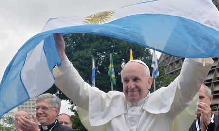 Aire de Santa Fe | Papa Francisco con bandera argentina.jpg
