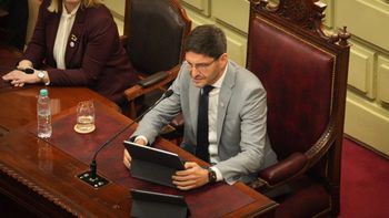 La jura de Pullaro como convencional que generó malestar en la oposición: Hubo un acto de privilegio.