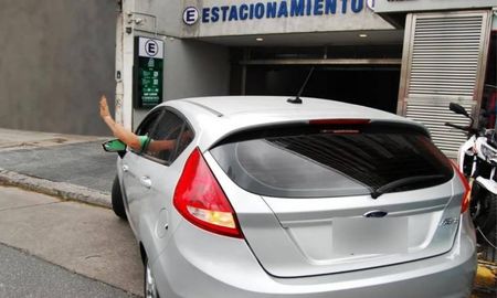 Las balizas se utilizan solo para emergencias o detenciones momentáneas, no para ingresar a una cochera. Las balizas se utilizan solo para emergencias o detenciones momentáneas, no para ingresar a una cochera.