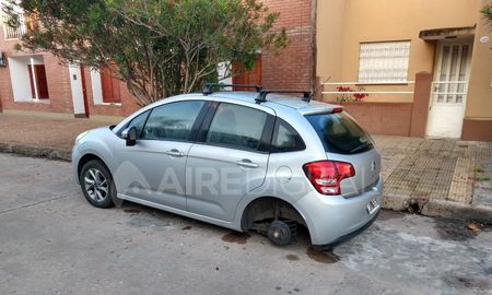 los robarruedas atacan de nuevo: se llevaron dos cubiertas de un c3 en sargento cabral los robarruedas atacan de nuevo: se llevaron dos cubiertas de un c3 en sargento cabral