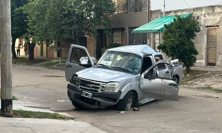 Los dos ocupantes de la camioneta que volcó este domingo en barrio Centenario fue dado de alta. Los dos ocupantes de la camioneta que volcó este domingo en barrio Centenario fue dado de alta.