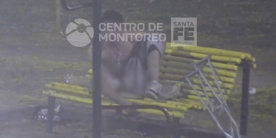 Masturbación en la plaza: el video generó polémica entre la Justicia y la policía