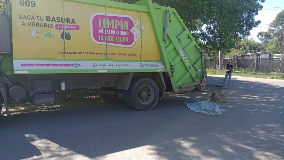 El niño perdió el equilibrio y cayó debajo de una de las ruedas del camión de basura. El niño perdió el equilibrio y cayó debajo de una de las ruedas del camión de basura.