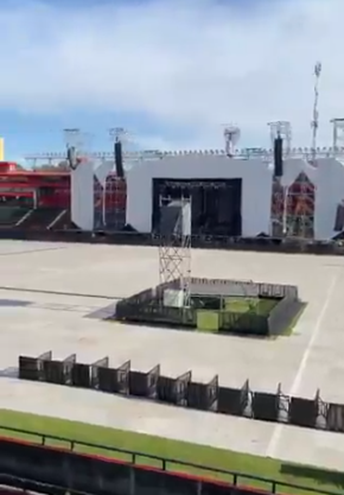 La Renga en Santa Fe: así quedó el campo de juego de Colón para recibir un show que quedará en la historia. La Renga en Santa Fe: así quedó el campo de juego de Colón para recibir un show que quedará en la historia.