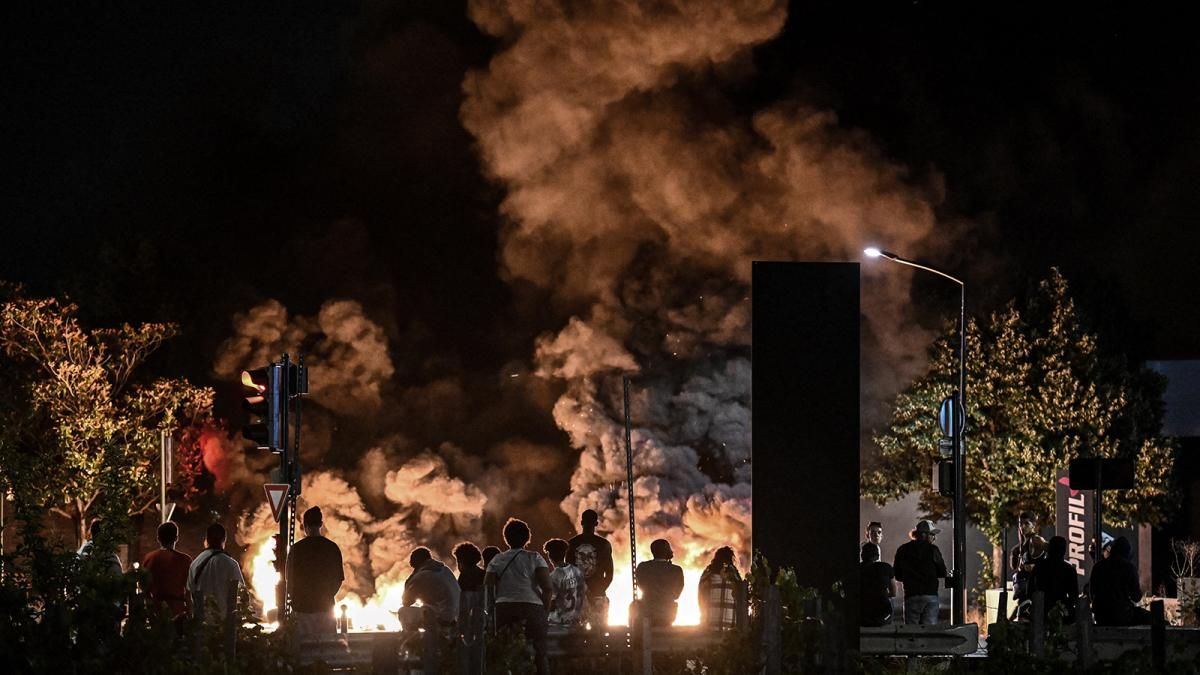 Protestas, incendios, saqueos y represión en Francia por la muerte de un joven de 17 años en manos de la policía. Protestas, incendios, saqueos y represión en Francia por la muerte de un joven de 17 años en manos de la policía.