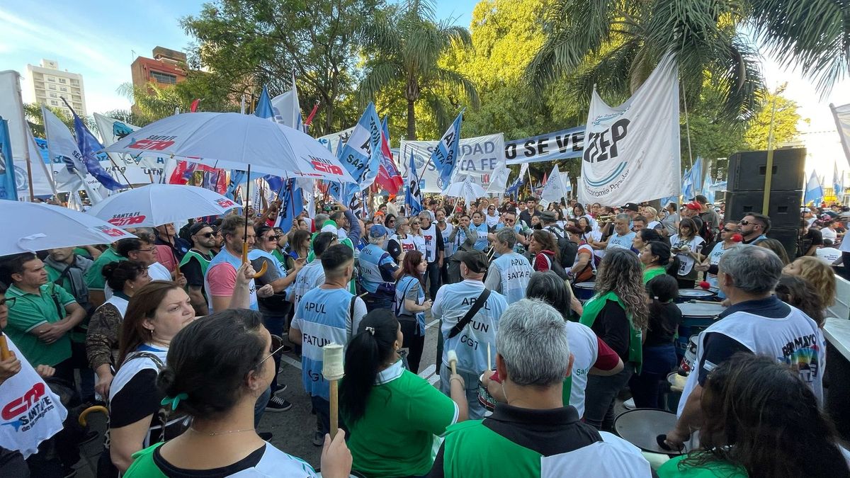 La marcha en Santa Fe inició en Plaza 25 de Mayo y culminó en la Legislatura.