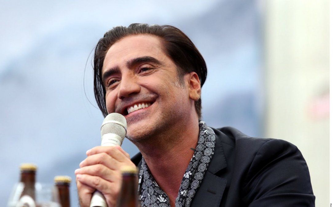 Alejandro Fernández es captado besándose con una modelo