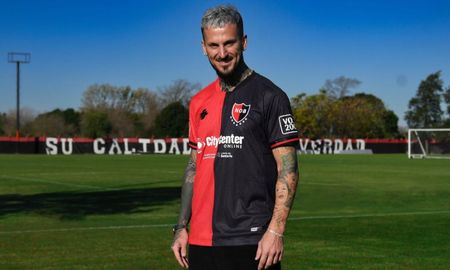El Pipa Benedetto ya luce la camiseta de Newells. El Pipa Benedetto ya luce la camiseta de Newells.