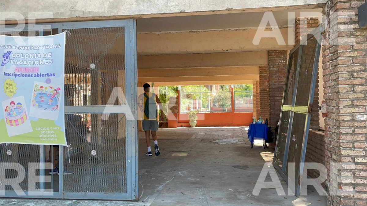 Brutal embestida contra el Club Banco Provincial: ingresaron en contramano con una camioneta de gran porte y rompieron el portón principal