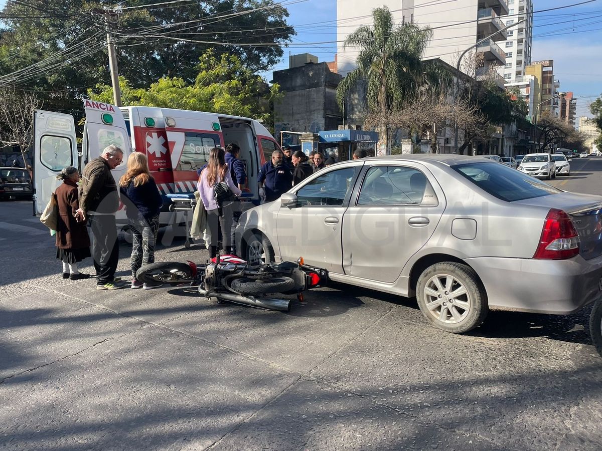 Desvío de tránsito en el sur de la ciudad por un accidente entre una moto y un auto