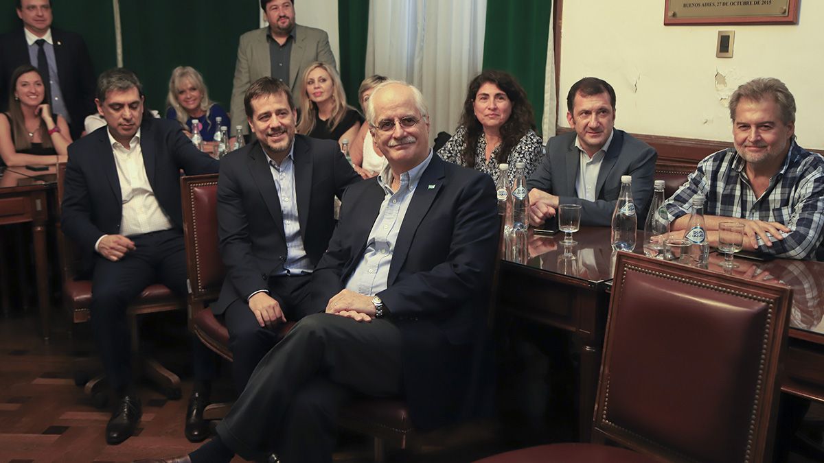 Los senadores peronistas durante la reuni&oacute;n que mantuvieron esta tarde en el Congreso para sellar la unificaci&oacute;n de los bloques.&nbsp;