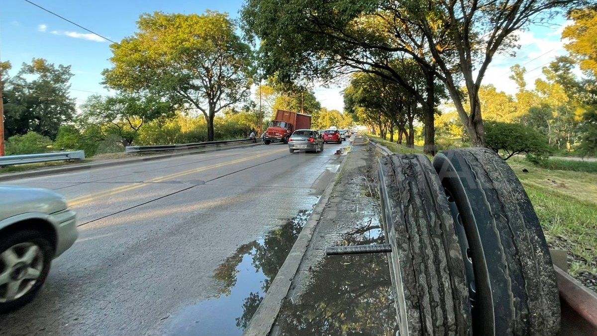 Un camión que transporta bebidas perdió dos ruedas traseras este lunes por la mañana en la salida del Puente Carretero hacia Santa Fe.
