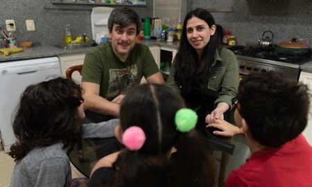 Es mamá, tiene marido y novio al mismo tiempo: “Nuestros hijos saben todo”