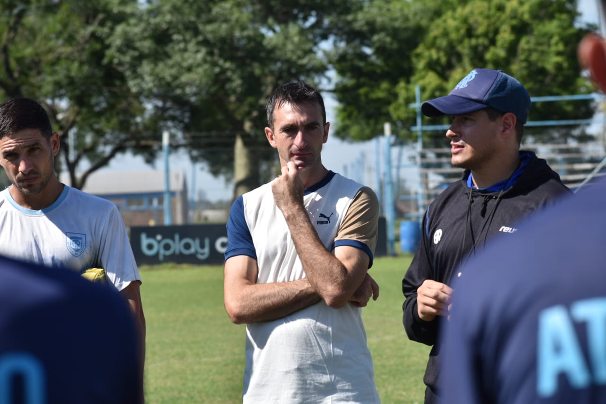 Marcelo Barovero con Ezequiel Medrán y los jugadores. Marcelo Barovero con Ezequiel Medrán y los jugadores.