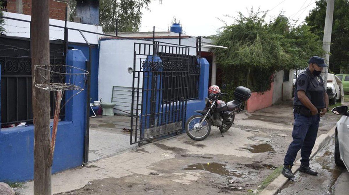 Un joven de 19 años fue detenido este miércoles por la mañana acusado de asesinar de un balazo en la cabeza a su madre de 47 en barrio Villa Urquiza