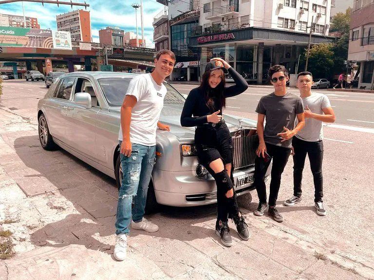 Marta Fort posando con el mítico Rolls Royce de su papá.