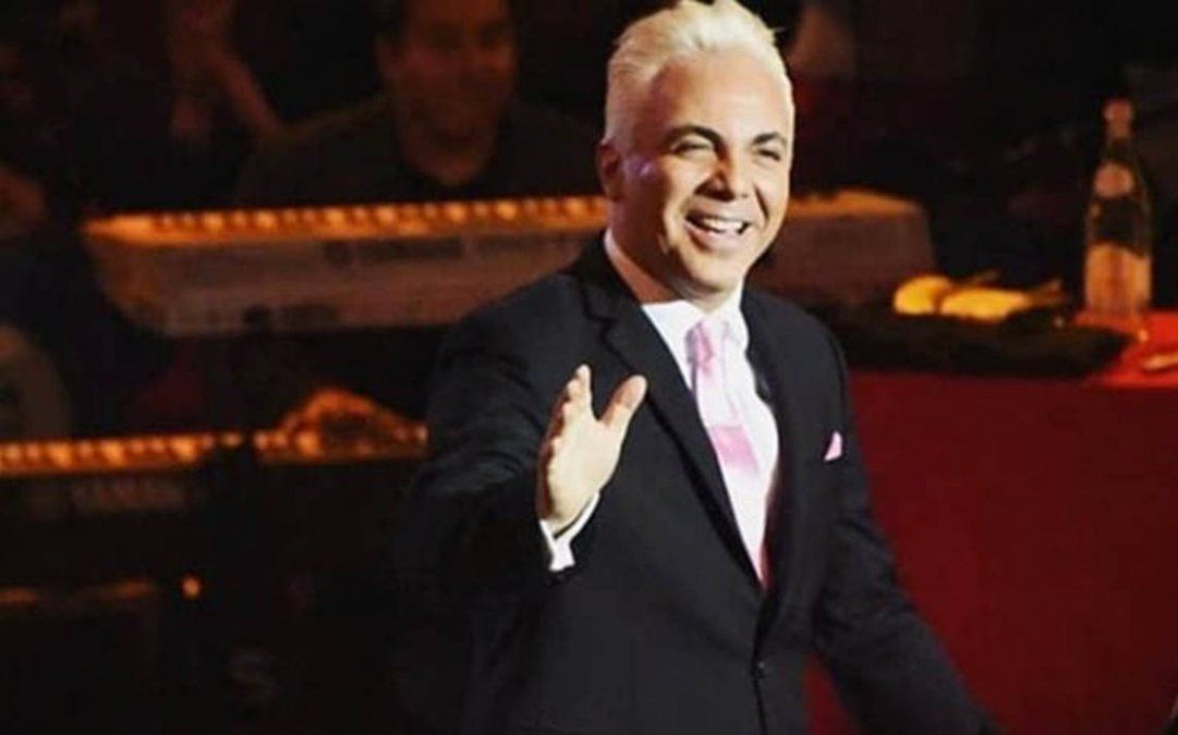 Cristian Castro es captado junto a dos mujeres y sale corriendo