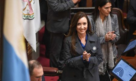 La vicepresidenta Victoria Villarruel volvió a criticar implícitamente al presidente Javier Milei, por la compra de un avión en mal estado para la Fuerza Aérea Argentina. La vicepresidenta Victoria Villarruel volvió a criticar implícitamente al presidente Javier Milei, por la compra de un avión en mal estado para la Fuerza Aérea Argentina.