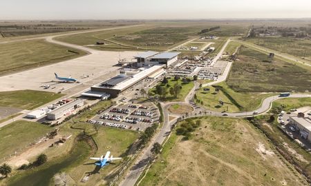 El Aeropuerto de Rosario se encuentra en plena obra y el siguiente paso era renovar la pista. El Aeropuerto de Rosario se encuentra en plena obra y el siguiente paso era renovar la pista.