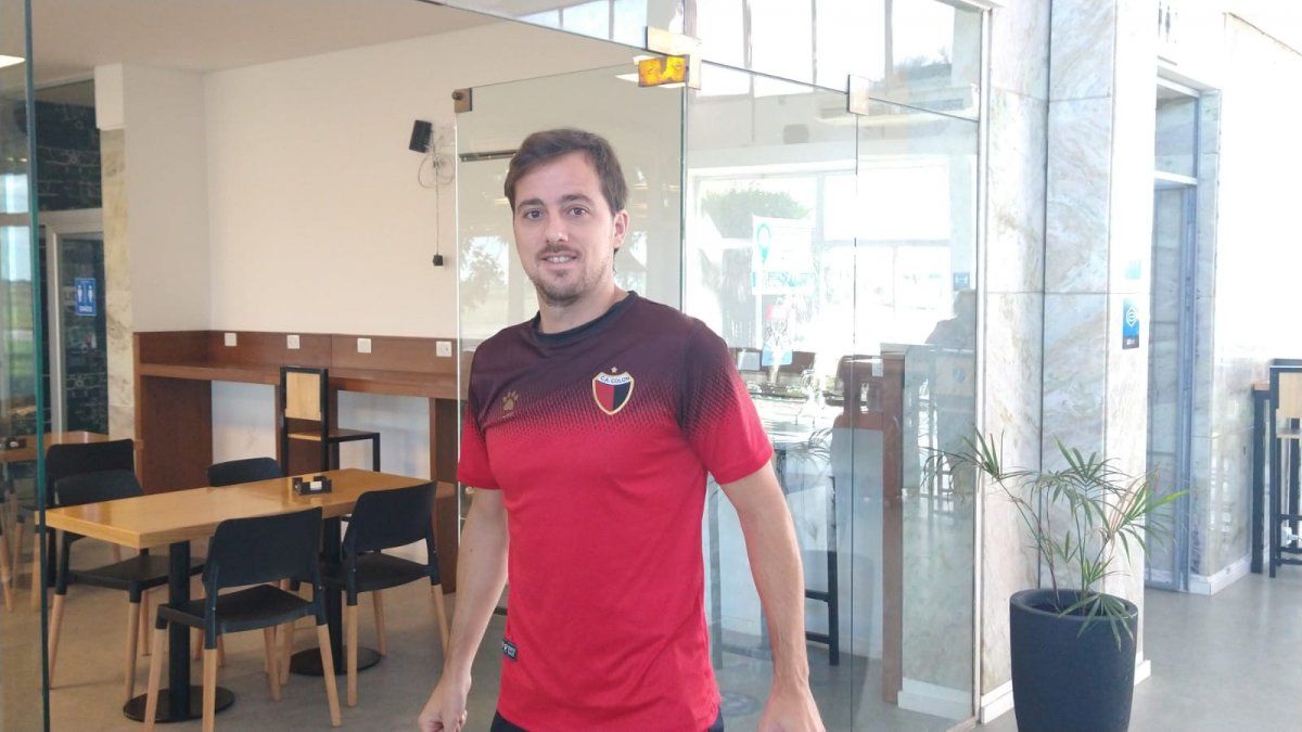 El plantel del Club Atlético Colón llegó a Paraguay para jugar este martes frente a Cerro Porteño