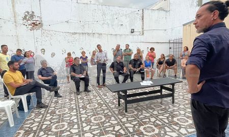 Los vecinos del barrio mantuvieron un encuentro con autoridades del Ministerio de Seguridad de Santa Fe y de la policía de la zona. Los vecinos del barrio mantuvieron un encuentro con autoridades del Ministerio de Seguridad de Santa Fe y de la policía de la zona.