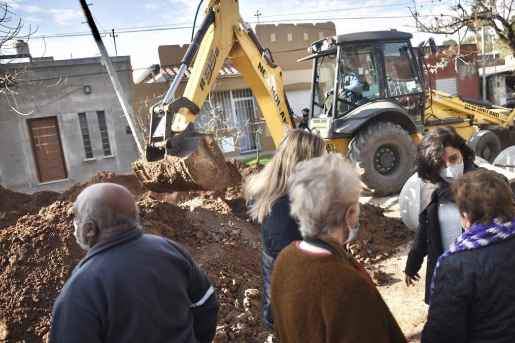 En la intersección de las calles Boneo y Europa, del barrio San Martín, hay una acumulación de agua que no tiene por donde drenar.