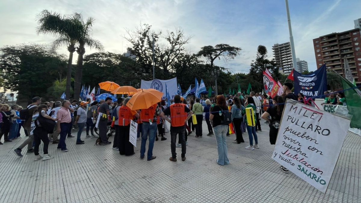 La concentración fue en el centro de la plaza 25 de mayo. La concentración fue en el centro de la plaza 25 de mayo.