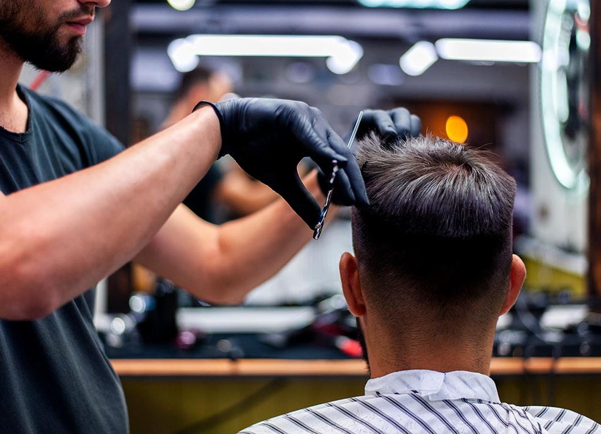 se celebra de manera mundial el Día del Peluquero en conmemoración al Rey Luis IX, quien fue una figura simbólica para su época al designar a su peluquero como