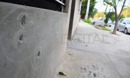 La víctima estaba tomando una cerveza en la vereda de su casa el jueves a la noche. La víctima estaba tomando una cerveza en la vereda de su casa el jueves a la noche.