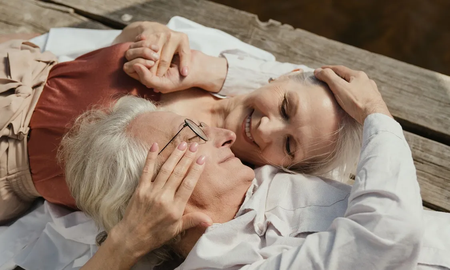 La sexualidad no desaparece con los años: se transforma, se resignifica y puede vivirse con mayor libertad, autoconocimiento y conexión emocional. La sexualidad no desaparece con los años: se transforma, se resignifica y puede vivirse con mayor libertad, autoconocimiento y conexión emocional.