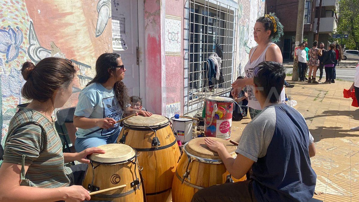 El hecho está enmarcado en un conflicto iniciado a mediados de agosto entre los representantes de la asociación cultural y el encargado del edificio. Se trata de lo que fue durante años la sede local del Sindicato de Vitivinícolas de Santa Fe.