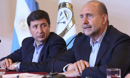 Del acto de firma de convenio participó el gobernador Perotti junto al ministro de Desarrollo Social de la Nación, Daniel Arroyo, y el ministro santafesino Danilo Capitani. Del acto de firma de convenio participó el gobernador Perotti junto al ministro de Desarrollo Social de la Nación, Daniel Arroyo, y el ministro santafesino Danilo Capitani.