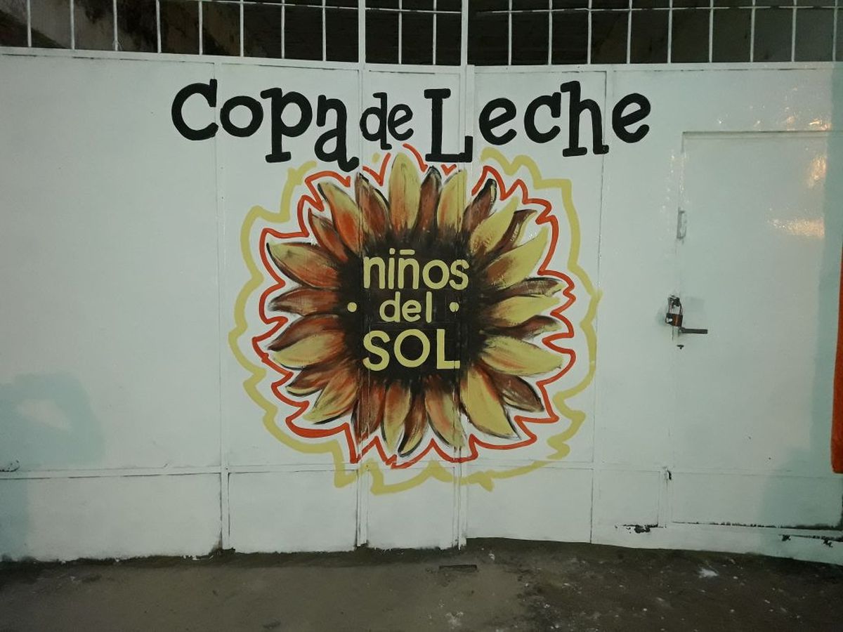 Unas 50 familias reciben viandas en el comedor de la Fundación Niños del Sol de la ciudad de Santa Fe.