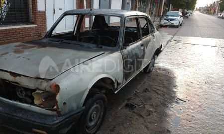 Se incendió un auto a 150 metros de la Comisaría 10° Se incendió un auto a 150 metros de la Comisaría 10°