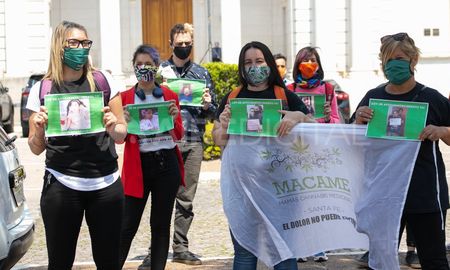 Este jueves, las organizaciones cannábicas de Santa Fe se manifestaron frente a la legislatura provincial para reclamar el tratamiento, por parte del Senado, del proyecto que autoriza el autocultivo de cannabis con fines terapéuticos. Foto: Maiquel Torcatt Este jueves, las organizaciones cannábicas de Santa Fe se manifestaron frente a la legislatura provincial para reclamar el tratamiento, por parte del Senado, del proyecto que autoriza el autocultivo de cannabis con fines terapéuticos. Foto: Maiquel Torcatt