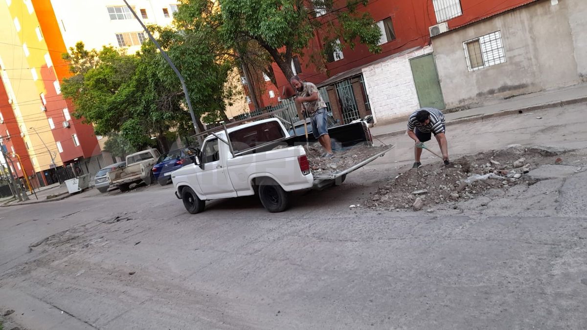 Los choferes llevaron tierra y escombros para tapar el pozo.