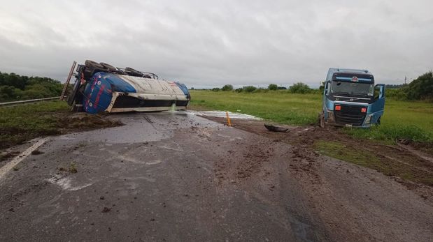 Accidente en la Ruta 34: un camión que transportaba gasoil volcó y produjo un derrame de combustible