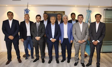 Este miércoles se reunieron los 10 gobernadores que forman parte de la coalición Juntos por el Cambio con el objetivo de acordar una estrategia política de cara a la nueva gestión de gobierno nacional. Este miércoles se reunieron los 10 gobernadores que forman parte de la coalición Juntos por el Cambio con el objetivo de acordar una estrategia política de cara a la nueva gestión de gobierno nacional.