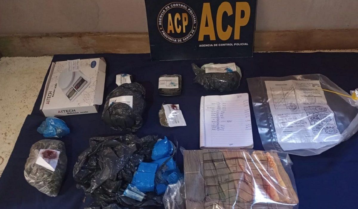 Balanzas, dinero y drogas, los elementos que la policía le encontró al convicto.&nbsp;