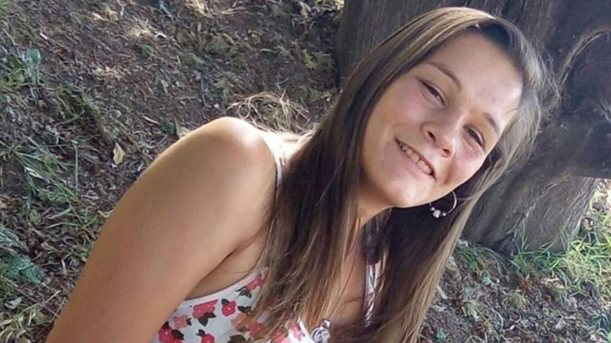 Hallaron una remera y medias con sangre mientras buscaban a la joven que desapareci&oacute; al salir de la Casa de la Mujer de Paran&aacute;.