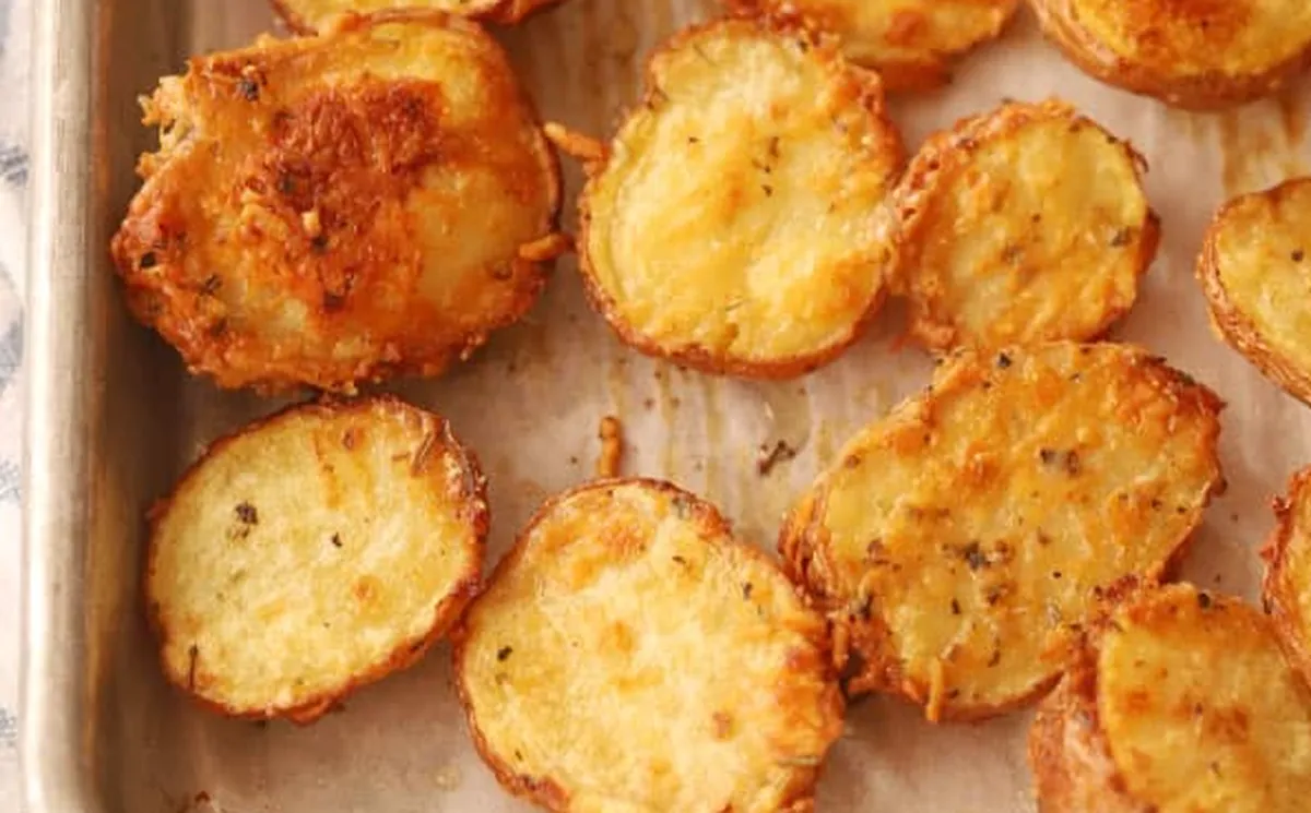 En MasterChef, Germán Martitegui elogió los papines crocantes con queso parmesano de Daniela y Candelaria.