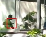 El hombre ingresó armado con un cuchillo y atacó a las dos víctimas. Fue baleado y detenido por la policía. visibil El hombre ingresó armado con un cuchillo y atacó a las dos víctimas. Fue baleado y detenido por la policía. visibil