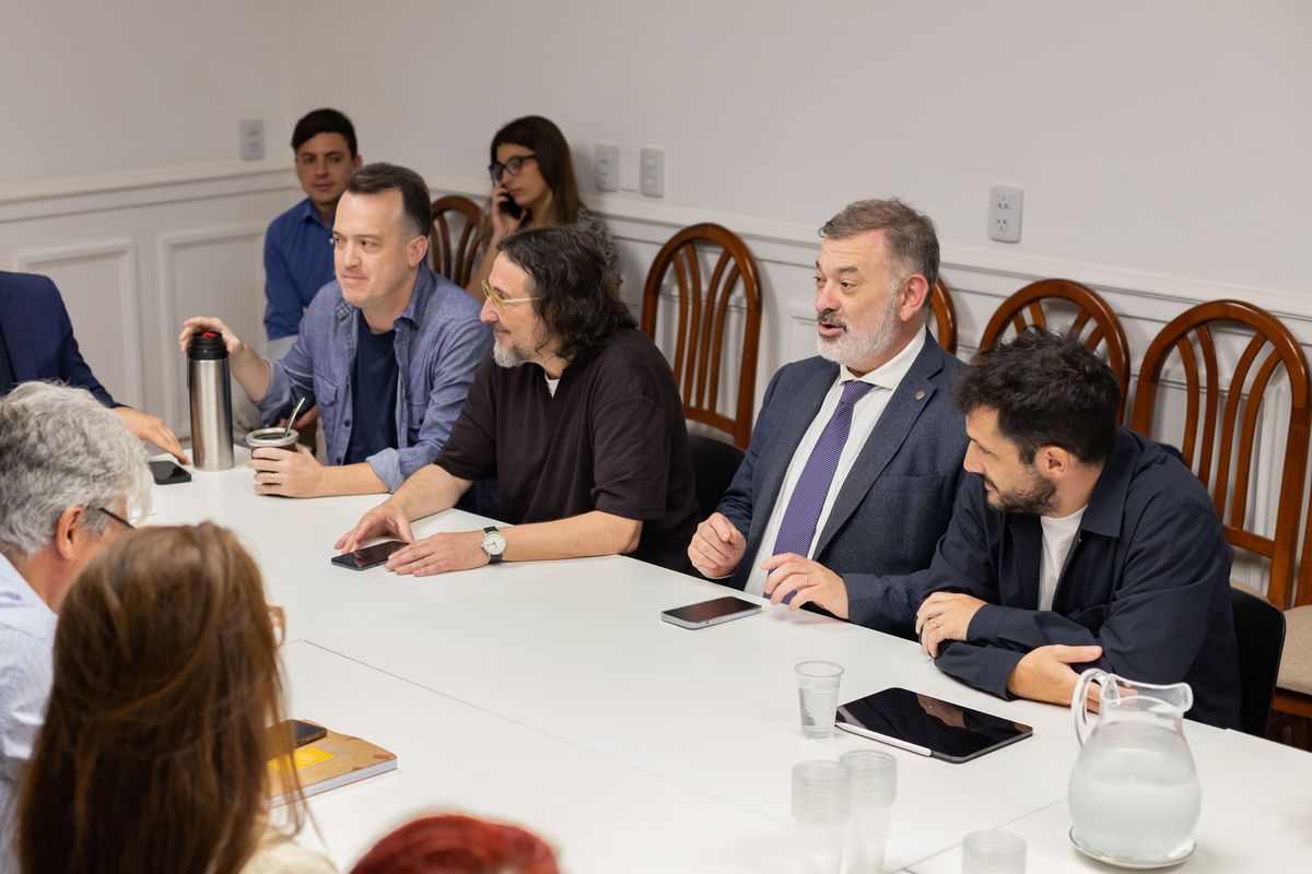 La reunión entre arquitectos y legisladores se llevó adelante en la Sala de Acuerdos del Palacio de la Legislatura. La reunión entre arquitectos y legisladores se llevó adelante en la Sala de Acuerdos del Palacio de la Legislatura.
